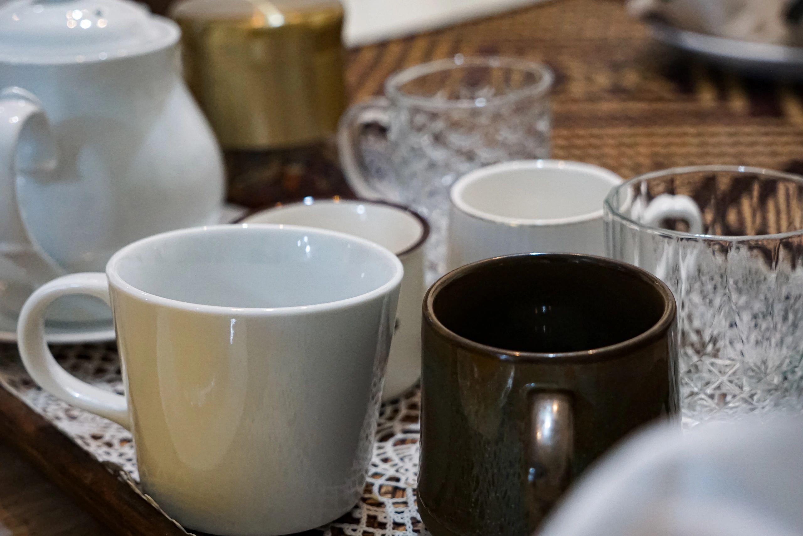 Blank mugs arranged in a tray